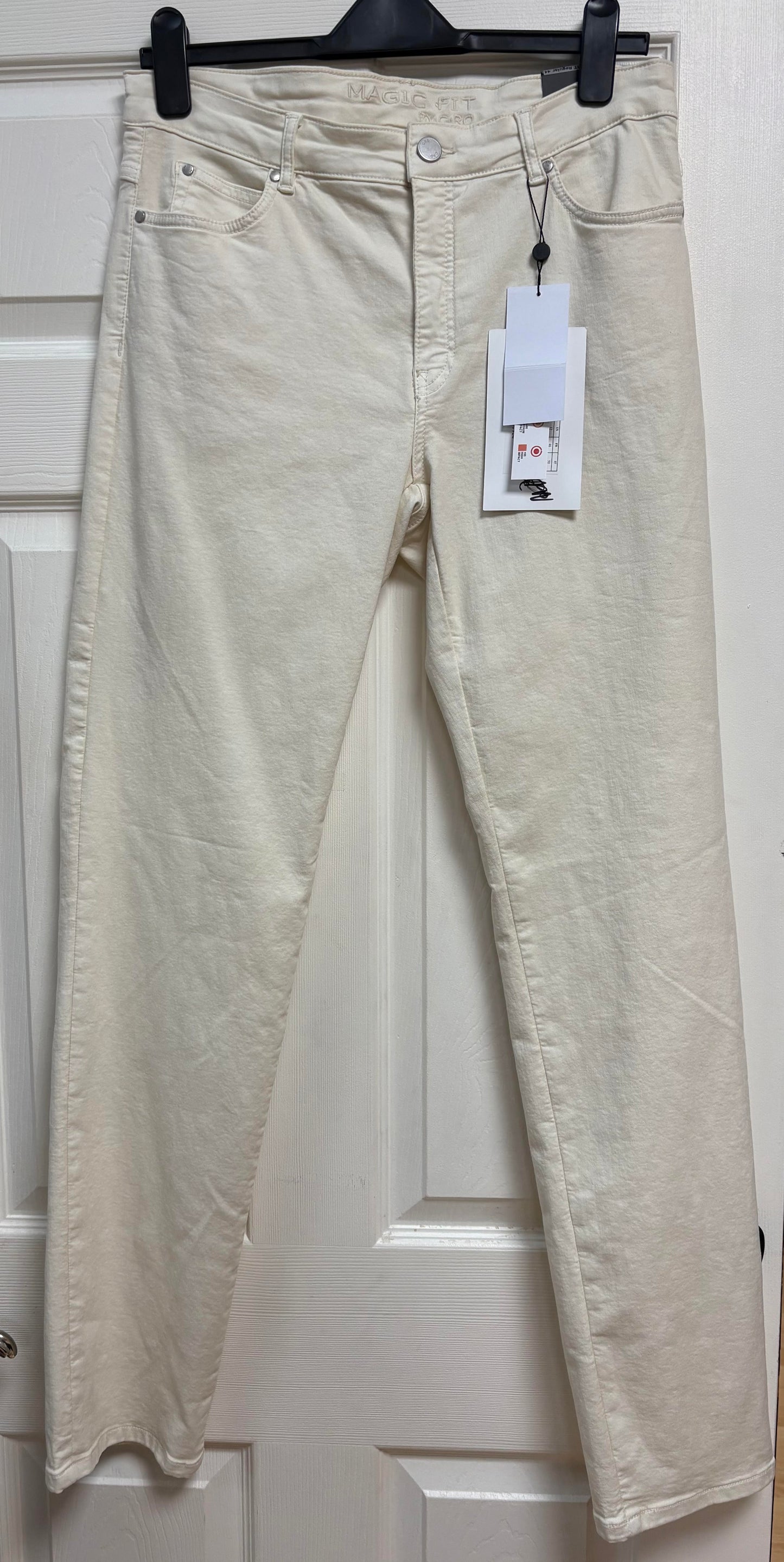 5525 Straight Leg Magic Fit Stretch Jeans Beige