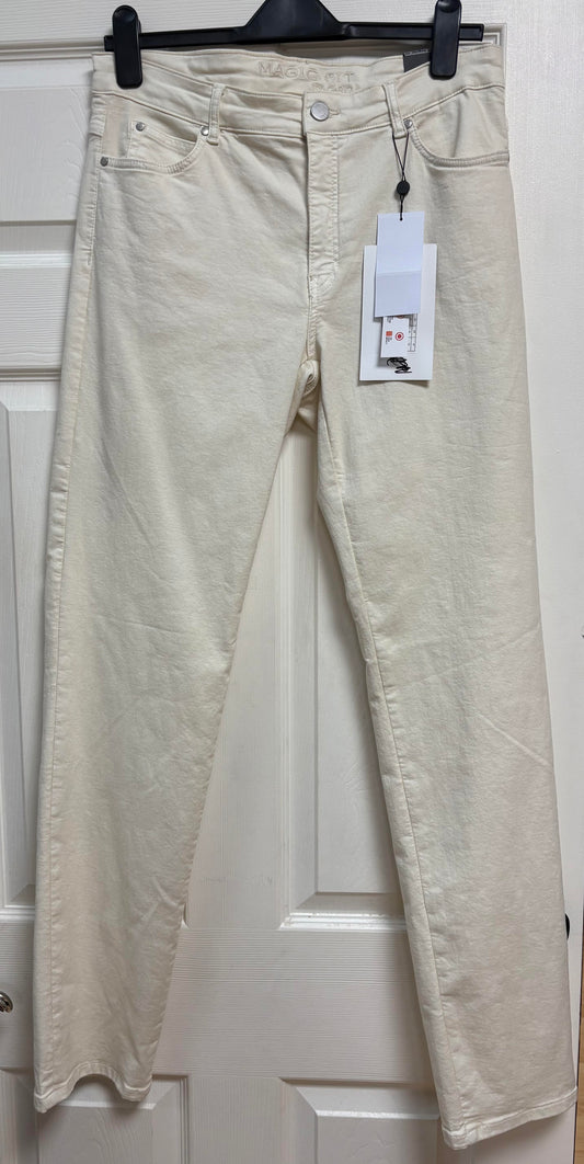 5525 Straight Leg Magic Fit Stretch Jeans Beige