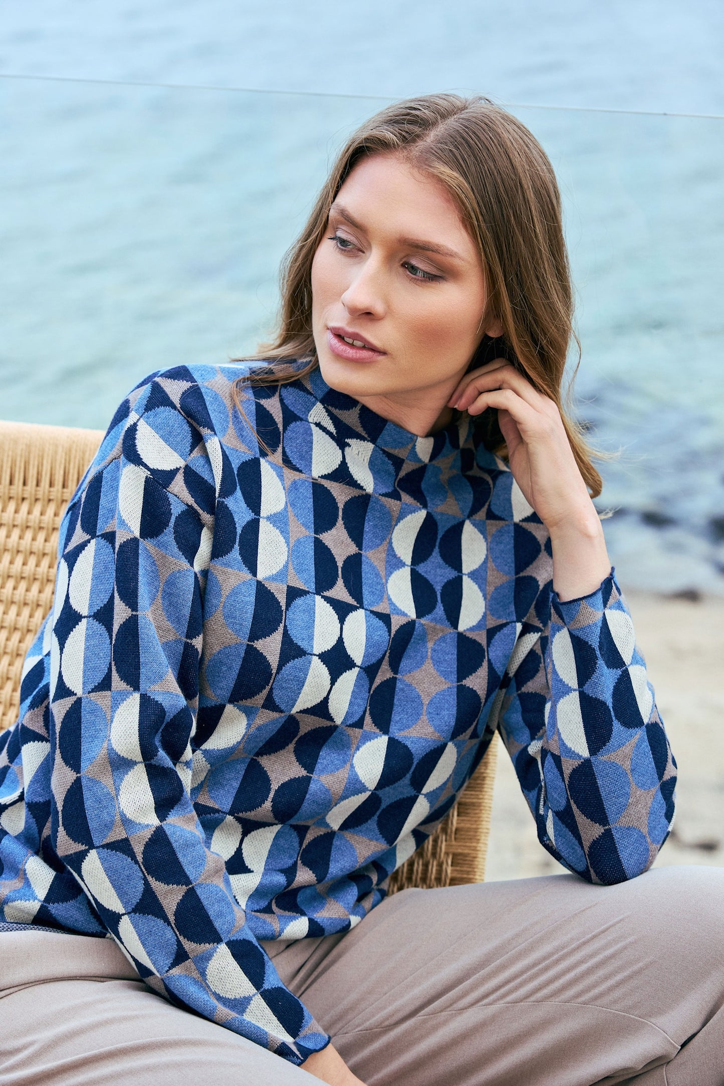 6342/6596 CIRCLE DESIGN TURTLENECK JUMPER Blue