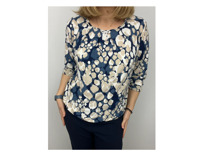 Nk304 O-NECK PRINTED TOP BROOCH DETAIL Navy/Beige